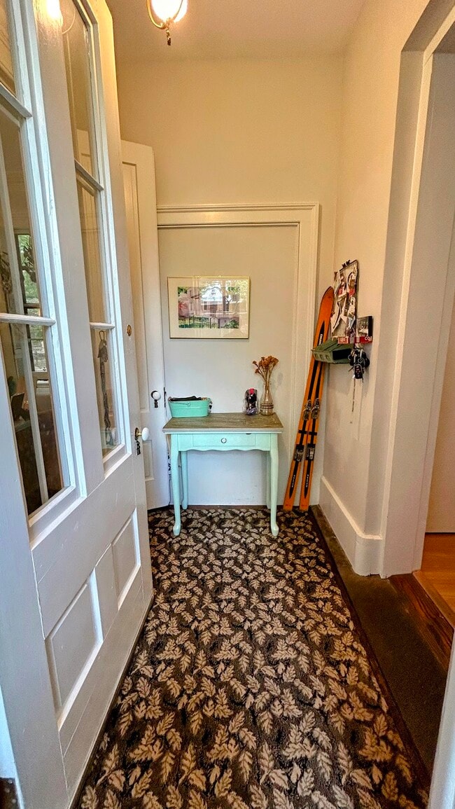 Foyer - 613-2 Chapel St