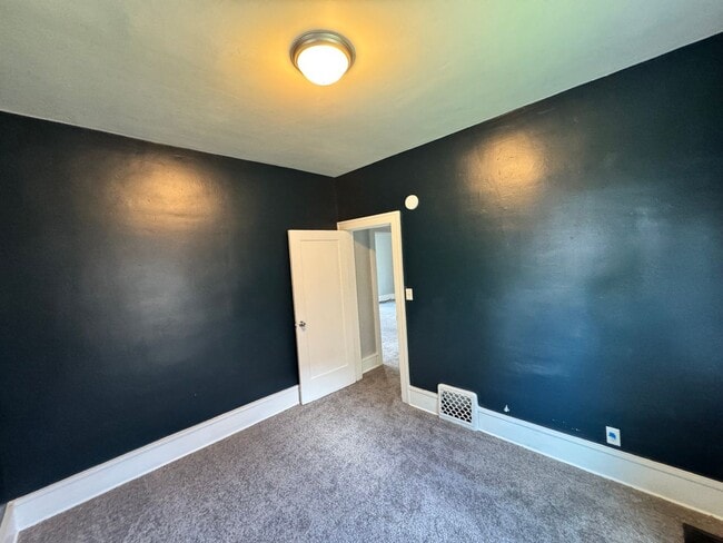 Building Photo - 3 bed 1 bath Rock Island Home!