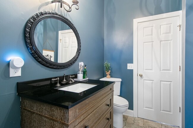Building Photo - Rent Special! See Description! Spacious Ho...