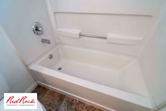 Building Photo - Dog Friendly - 3 Bedroom, 2 Bathroom Prope...