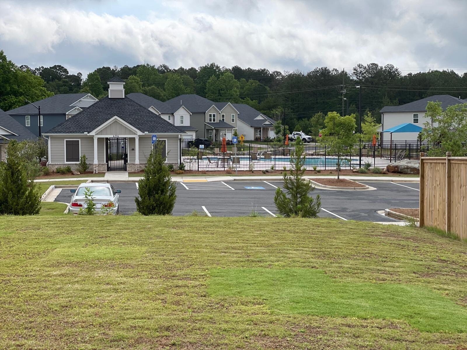 Backyard with swimming pool view - 446 Ravine Dr