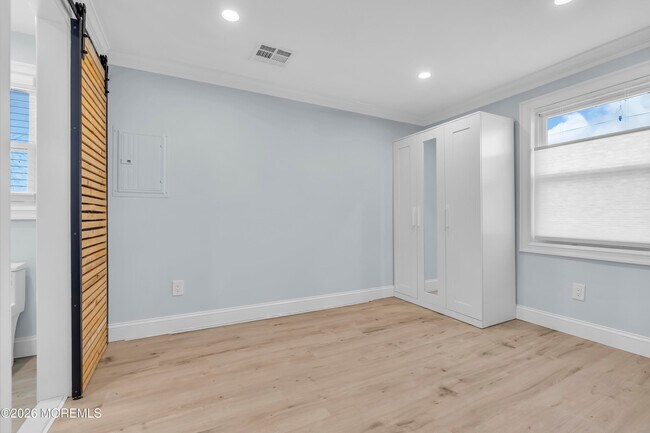 Building Photo - 709 17th Ave