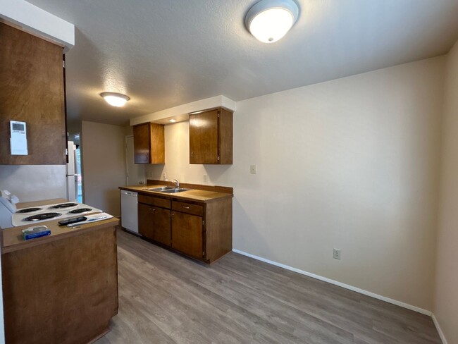 Building Photo - MOVE IN SPECIAL!  Remodeled 2 Bedroom 1 Ba...