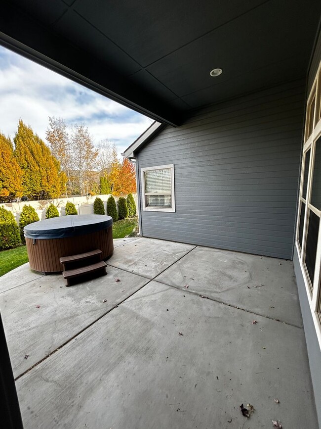 Building Photo - 3 Bedroom 2.5 Half Bath Home in Tuscany Vi...