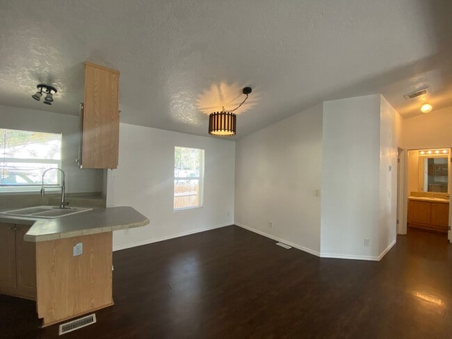 Building Photo - Cute and Cozy Home in SW Bend, Large, full...