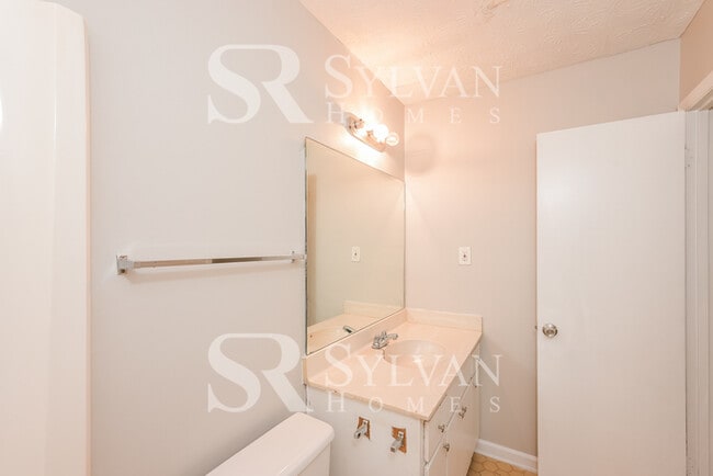 Building Photo - Spacious 3BR 2.5BA Home Awaits You!