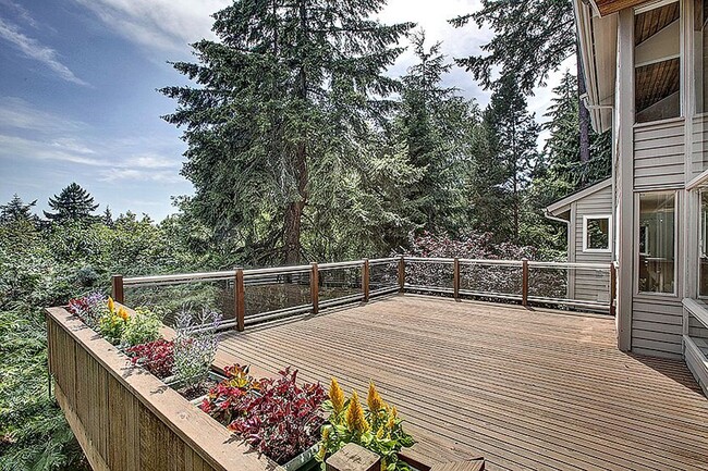 Building Photo - Mercer Island Beauty 4bed/2.5bath Home