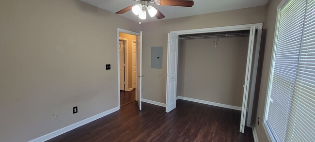Building Photo - So CLEAN and AFFORDABLE~