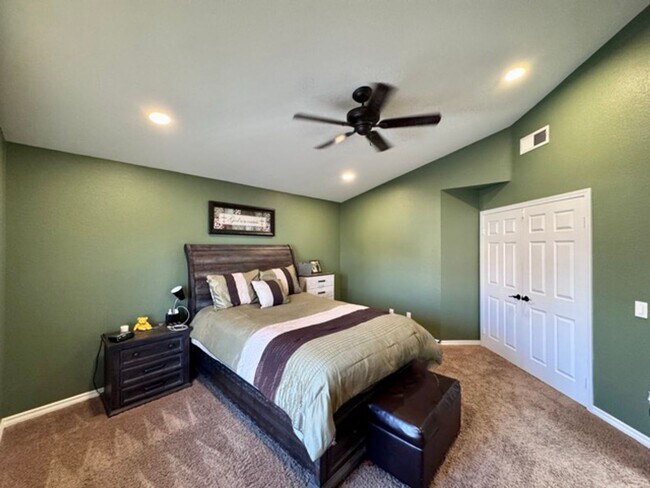 Building Photo - Beautiful 4 Bedroom Pool Home with Solar i...
