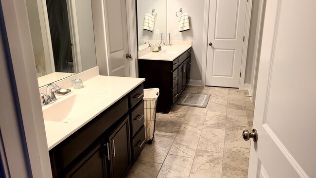 Master BATH Room_Shower_BathTub - 1006 River Bark Pl