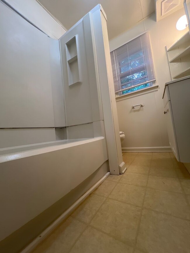 Building Photo - PRICED REDUCED 3 Bedroom House AVAILABLE A...
