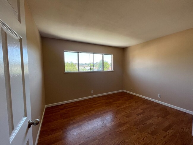 Building Photo - 3 Bedroom unit available in Hayward!