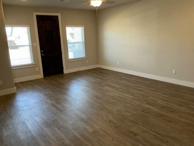 Building Photo - 4/2/2 GODLEY ISD - Two Story Home - Fireplace