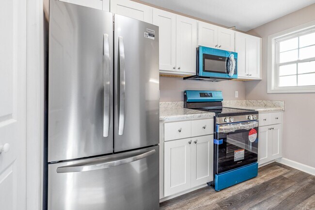 Building Photo - NEW Interior 3 bedroom 2 bathroom home