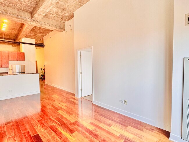 Building Photo - 320 E 21st St