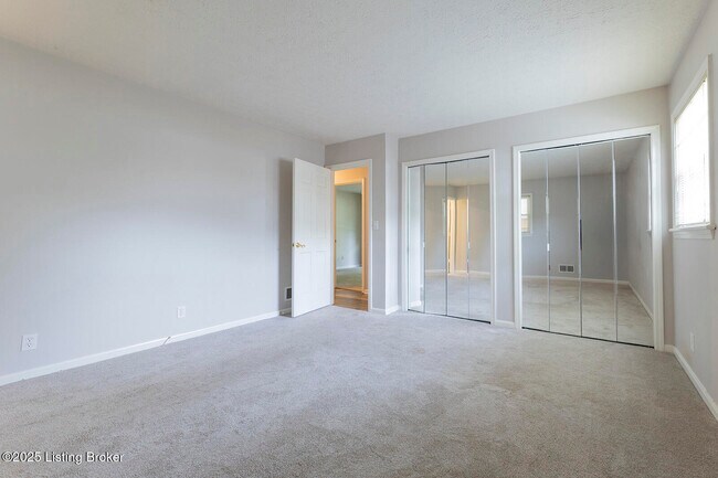 Building Photo - 2901 Creekside Dr