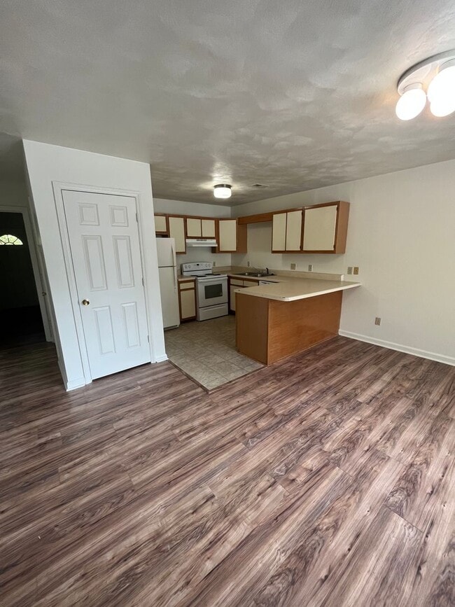 Building Photo - Large Townhome North Main Blacksburg