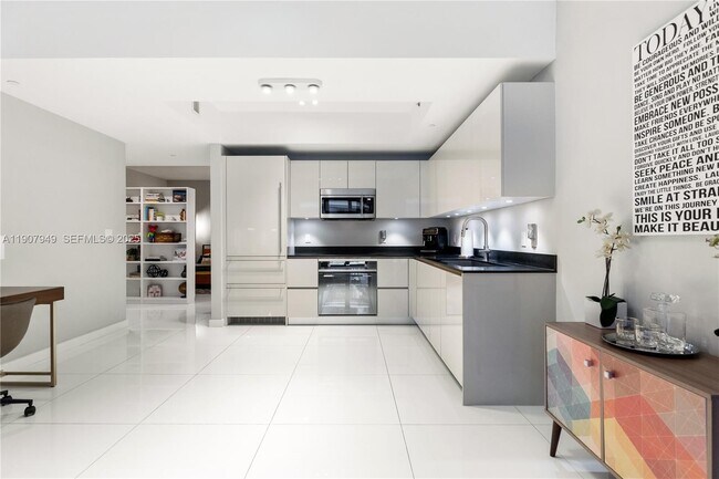 Building Photo - 1010 Brickell Ave