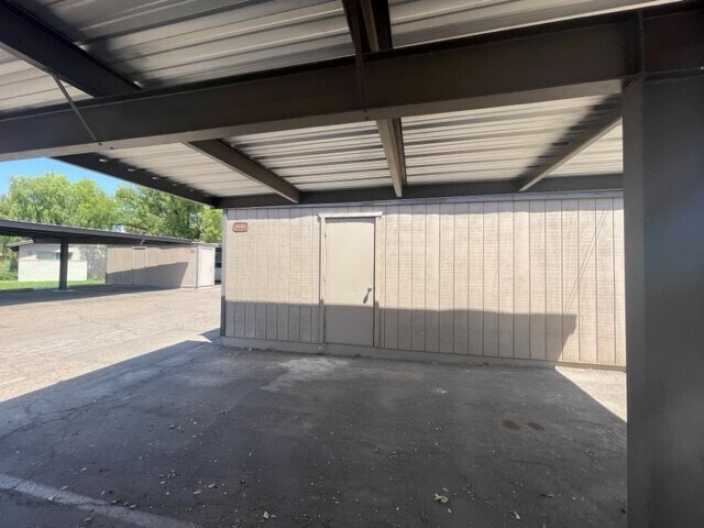 Building Photo - 6610 S Lakeshore Dr