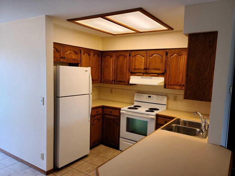 Building Photo - 653 Pine Ridge St