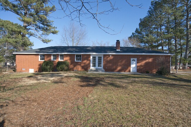 Building Photo - Beautiful Three Bedroom Home! AVAILABLE 8/...