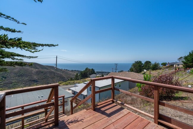 Building Photo - Pacific Ocean and Hillside Views