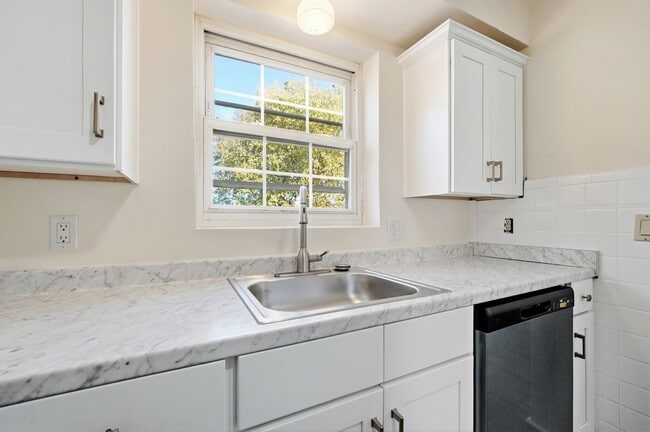 Building Photo - Charming Covedale Duplex