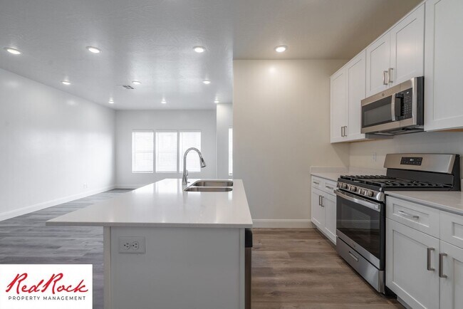 Building Photo - Stunning Spacious 3 Bedroom Unit