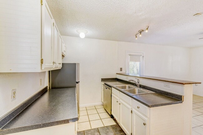 Building Photo - 2928 E 12th St