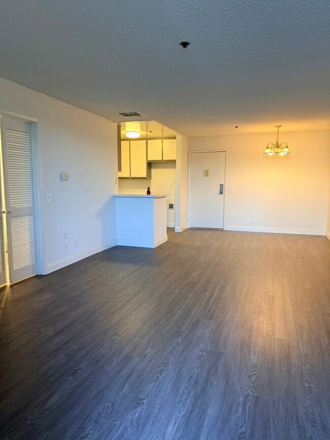 Building Photo - Excellent Value and Clean Apartment