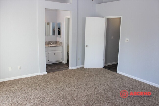 Building Photo - Amazing 4 Bedroom Home with Attached Garage!