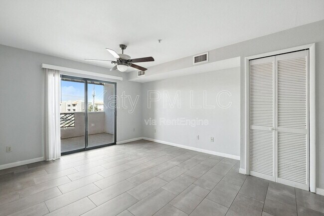 Building Photo - 1005 E 8th St