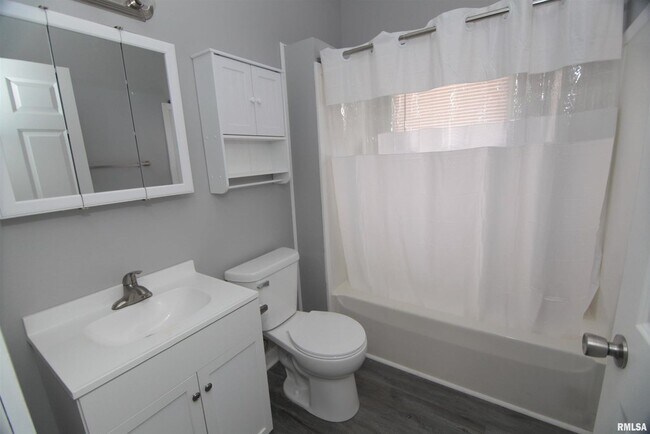 Building Photo - 1124 18th Ave