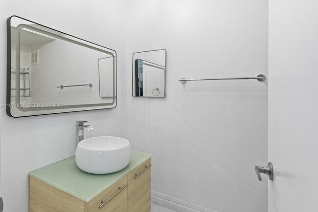 Building Photo - 140 Lakeview Dr