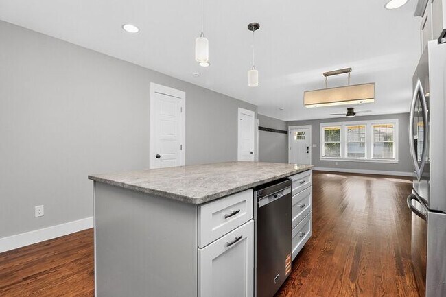 Building Photo - Charming 3BD/2BA Bungalow in Druid Hills!