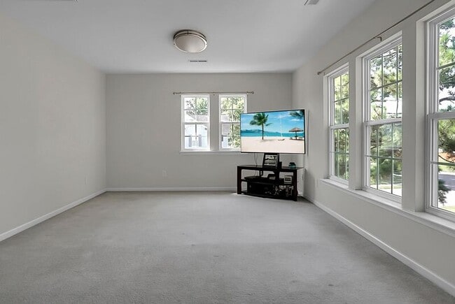 Building Photo - 334 Albrighton Way