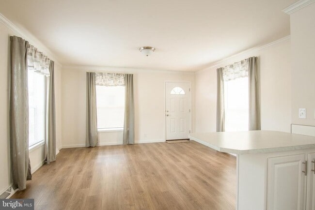 Building Photo - 6 Greenwood Cir