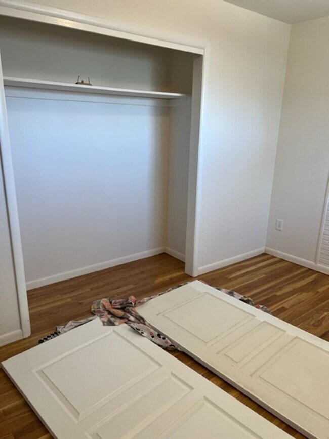 Building Photo - 4 BEDROOM HOME IN SKYWAY!!