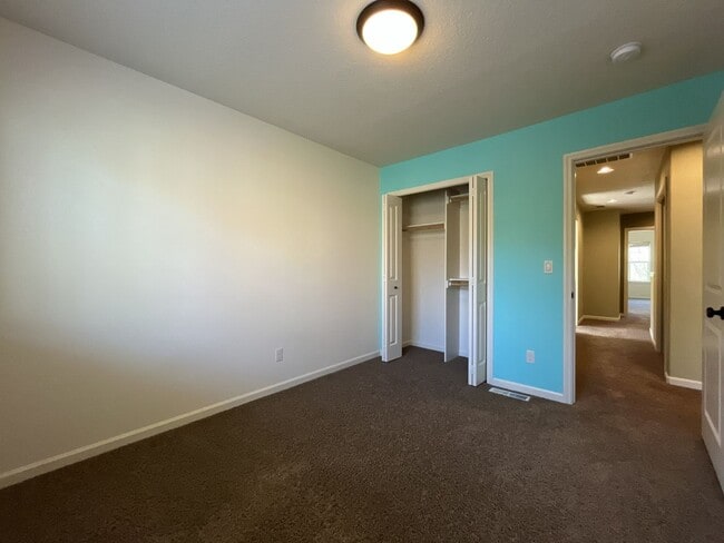 Building Photo - 3BD/3BA Bethany Home with Vaulted Ceilings, Stainless Appliances & Gas Fireplace