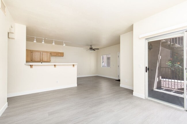 Building Photo - Move-in ready ground-floor 2 bed, 2 bath