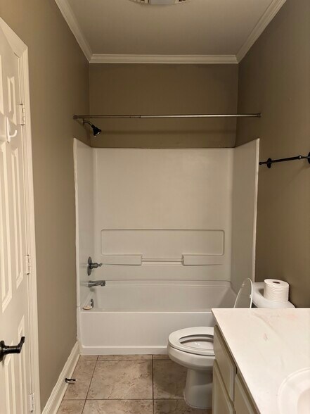 Bedroom 1 bathroom - 828 Meadow Bend Dr