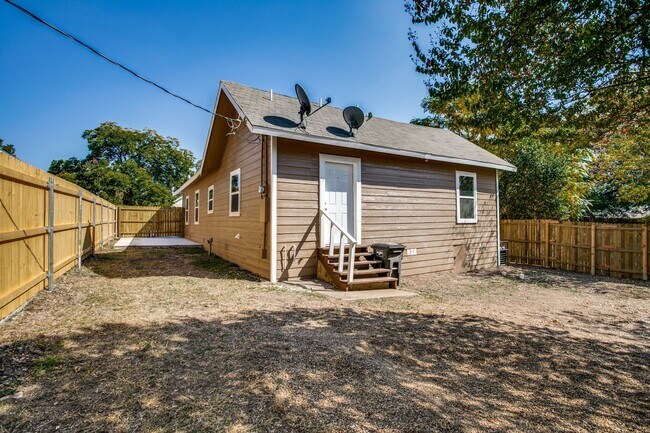Building Photo - Single-Family Home Available!