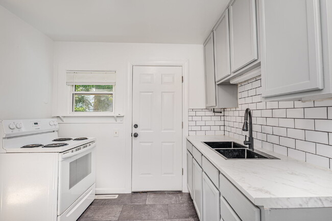 Building Photo - 2 Bedroom Duplex  $1050/Month