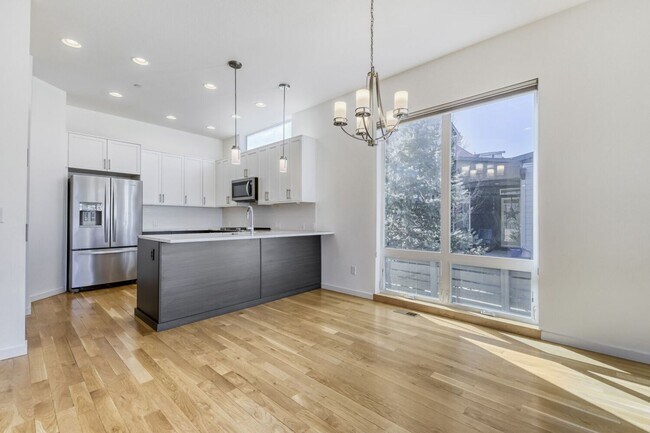 Building Photo - Bright Contemporary 3 Bedroom 2 Bath - August 1st!