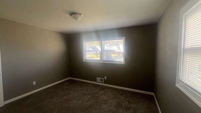 Building Photo - 5922 N 84th St