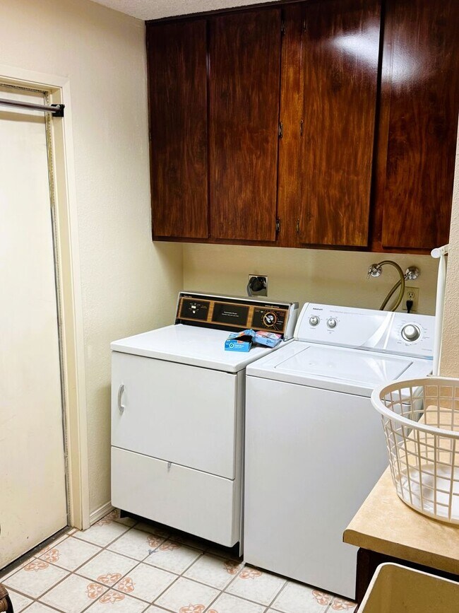Building Photo - MLCC 3 Bedroom 2 Bath