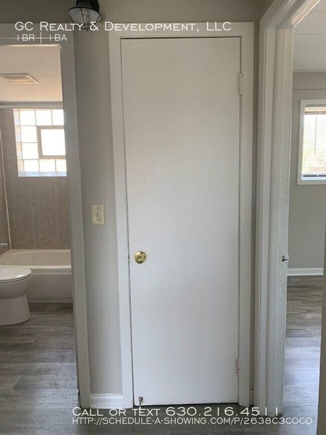Building Photo - NO SECURITY DEPOSIT OPTION / UPDATED FLOORING
