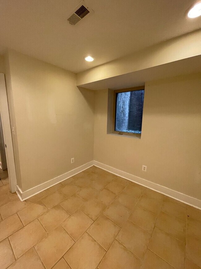 Building Photo - Modern  Bi-Level 1st Fl. 2 Bed, 2 Bath Nor...