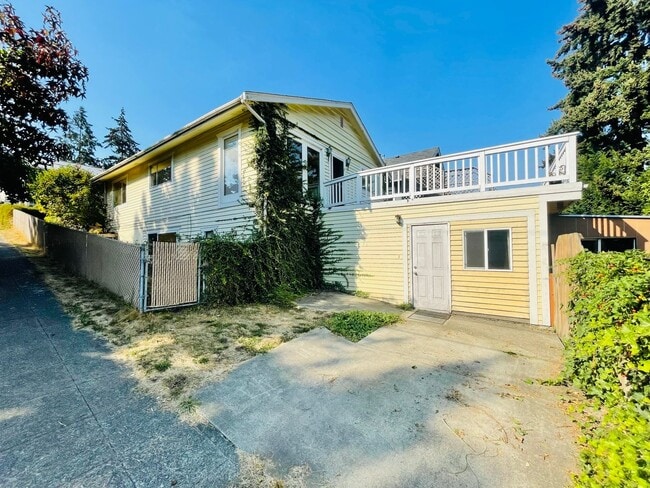 Building Photo - Massive House with Elegant Finishes in Madison Valley!