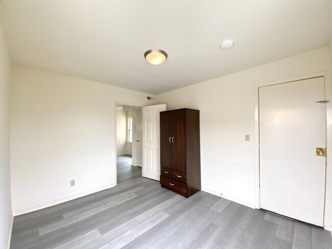 Building Photo - SPACIOUS Unit w/ Bonus Room/Office, Hardwo...